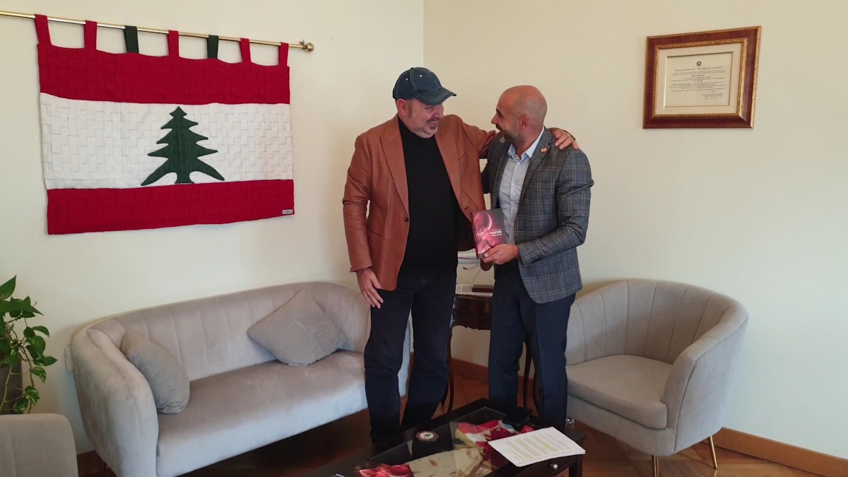 Al momento stai visualizzando Adriano Formoso, il cantautore e messaggero di pace, presenta “Zajal” al Console libanese Khalil Mohamad di ritorno da Beirut